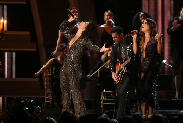 Sensuales, provocadores y excéntricos: los trajes de los Grammy 2017 - Sputnik Mundo