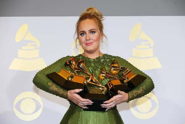 Sensuales, provocadores y excéntricos: los trajes de los Grammy 2017 Sensuales, provocadores y excéntricos: los trajes de los Grammy 2017 - Sputnik Mundo