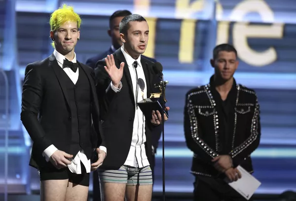 Sensuales, provocadores y excéntricos: los trajes de los Grammy 2017 Sensuales, provocadores y excéntricos: los trajes de los Grammy 2017 - Sputnik Mundo