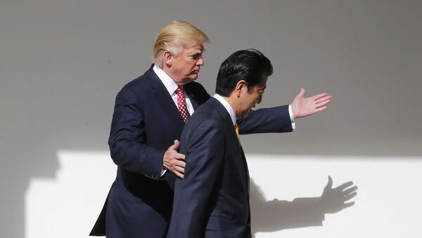 Donald Trump, presidente de EEUU, junto a Shinzo Abe, primer ministro de Japón - Sputnik Mundo