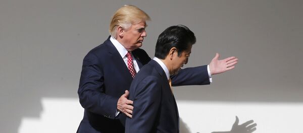 Donald Trump, presidente de EEUU, junto a Shinzo Abe, primer ministro de Japón - Sputnik Mundo