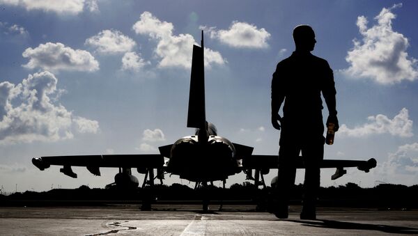 In this Thursday, Sept. 22, 2016 photo, a British soldier walks by a Typhoon aircraft before take off for a mission in Iraq, at RAF Akrotiri, near the southern coastal city of Limassol, in Cyprus - Sputnik Mundo