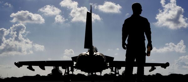 In this Thursday, Sept. 22, 2016 photo, a British soldier walks by a Typhoon aircraft before take off for a mission in Iraq, at RAF Akrotiri, near the southern coastal city of Limassol, in Cyprus - Sputnik Mundo