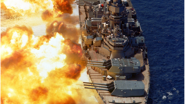 USS Iowa disparando su artillería de 406 mm USS Iowa disparando su artillería de 406 mm - Sputnik Mundo