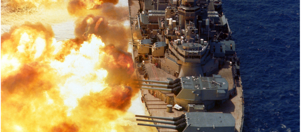 USS Iowa disparando su artillería de 406 mm - Sputnik Mundo