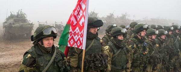 Militares bielorrusos durante unas maniobras - Sputnik Mundo