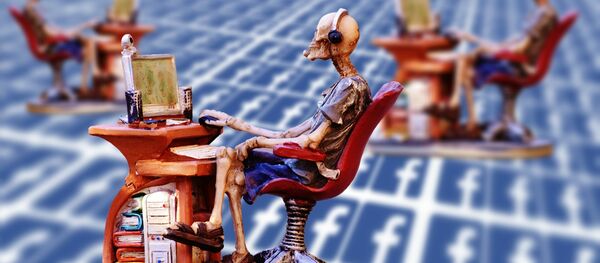 Un esqueleto internauta (ilustración) - Sputnik Mundo