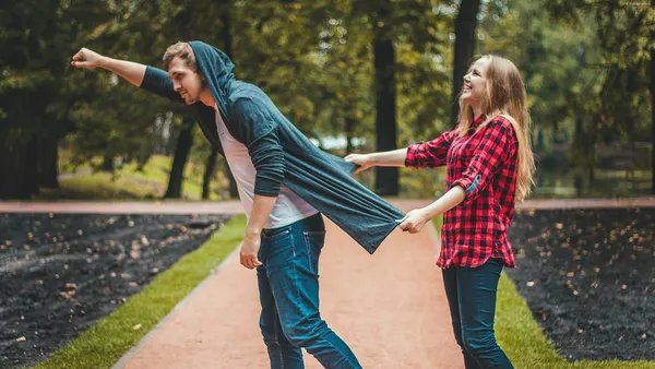 Un hombre y una mujer en un parque
