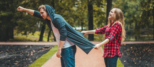 Un hombre y una mujer en un parque - Sputnik Mundo