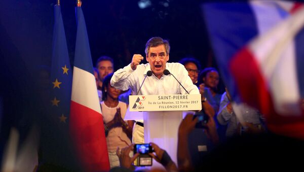 Francois Fillon, former French prime minister, member of The Republicans political party and 2017 presidential candidate of the French centre-right, attends a political rally in Saint-Pierre as he campaigns on the French Indian Ocean island of the Reunion, February 12, 2017 - Sputnik Mundo