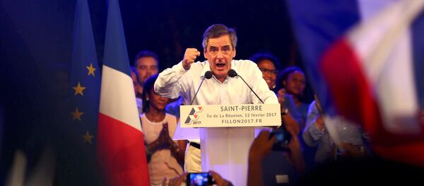 Francois Fillon, former French prime minister, member of The Republicans political party and 2017 presidential candidate of the French centre-right, attends a political rally in Saint-Pierre as he campaigns on the French Indian Ocean island of the Reunion, February 12, 2017 - Sputnik Mundo