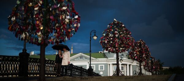En el Puente Luzhkov, en Moscú, árboles de metales sostienen los candados del amor - Sputnik Mundo
