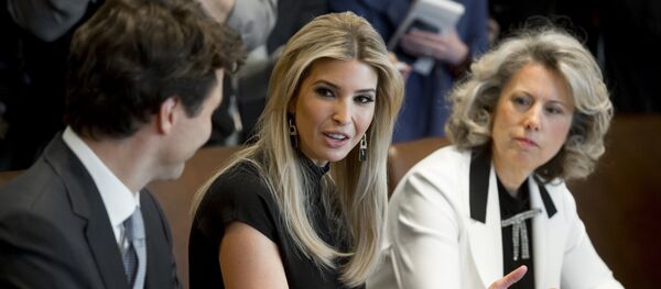 Ivanka Trump junto al primer ministro de Canadá, Justin Trudeau, y la empresaria Dawn Farrell - Sputnik Mundo