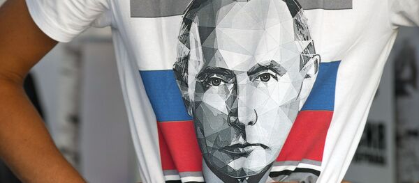 Camiseta con el retrato de Putin - Sputnik Mundo