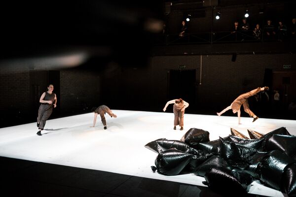 Los artistas madrileños de Fritsch Company - Sputnik Mundo