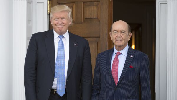 Donald Trump, presidente de EEUU, junto a Wilbur Ross - Sputnik Mundo