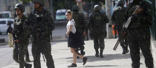 Brazilian Army soldiers patrol Brazil Avenue in Rio de Janeiro, Brazilian Army soldiers patrol Brazil Avenue in Rio de Janeiro, - Sputnik Mundo