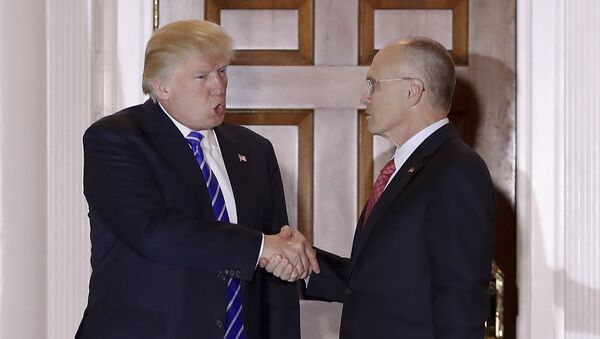 Donald Trump, presidente de EEUU, y Andrew Puzder - Sputnik Mundo