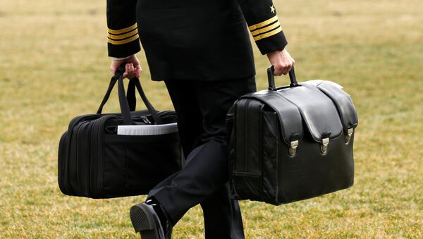 Un asesor del presidente de EEUU lleva la 'pelota nuclear' (Archivo) - Sputnik Mundo