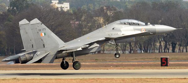 Истребитель Су-30МКИ ВВС Индии на церемонии открытия Aero India 2017 на авиабазе Елаханка в Бангалоре Истребитель Су-30МКИ ВВС Индии на церемонии открытия Aero India 2017 на авиабазе Елаханка в Бангалоре - Sputnik Mundo