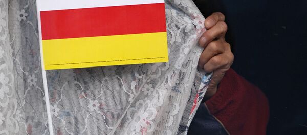 La bandera de Osetia del Sur - Sputnik Mundo