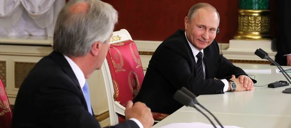 El presidente de Rusia, Vladímir Putin con su homólogo de Uruguay, Tabaré Vázquez - Sputnik Mundo