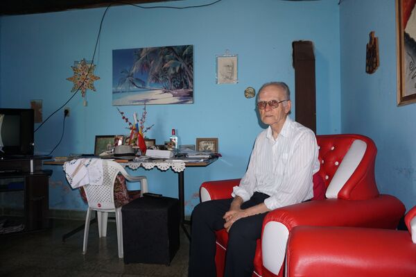 Alejandro Sabelin, vicepresidente del Centro Cultural Máximo Gorki de San Javier, en su casa - Sputnik Mundo