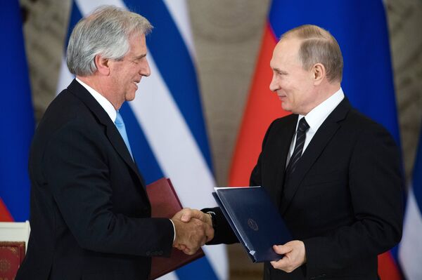 Tabaré Vázquez (a la izquierda) y Vladímir Putin (a la derecha) durante la ceremonia de firma del plan de acción para el desarrollo de las relaciones bilaterales entre la Federación de Rusia y la República Oriental del Uruguay. Moscú, 16 de enero de 2017. - Sputnik Mundo