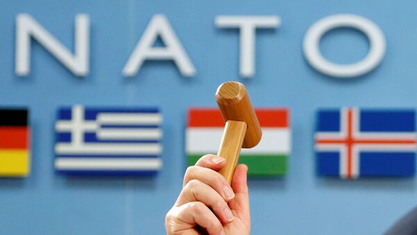 NATO Secretary-General Jens Stoltenberg holds up a ceremonial hammer at the start of a NATO-Georgia defence ministers meeting at the Alliance headquarters in Brussels, Belgium February 16, 2017 - Sputnik Mundo