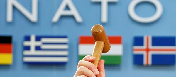 NATO Secretary-General Jens Stoltenberg holds up a ceremonial hammer at the start of a NATO-Georgia defence ministers meeting at the Alliance headquarters in Brussels, Belgium February 16, 2017 - Sputnik Mundo