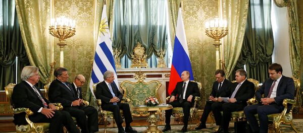 El presidente de Rusia, Vladímir Putin con su homólogo de Uruguay, Tabaré Vázquez - Sputnik Mundo