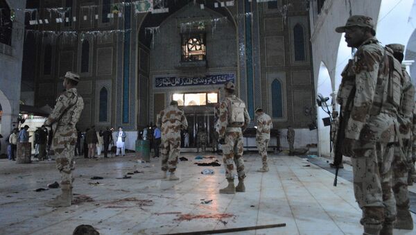 Soldados pakistaníes en el lugar del atentado en un templo sufí - Sputnik Mundo
