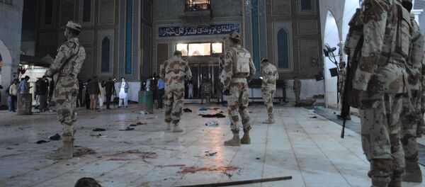 Soldados pakistaníes en el lugar del atentado en un templo sufí - Sputnik Mundo