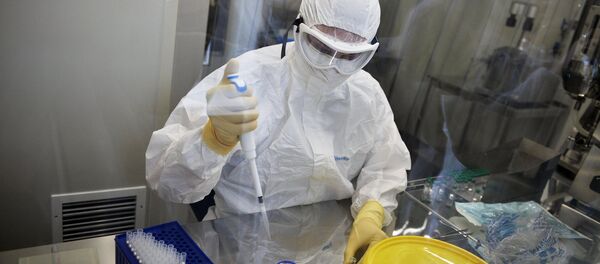 Una médica en el laboratorio en el que fue creada la vacuna rusa contra el Ébola - Sputnik Mundo