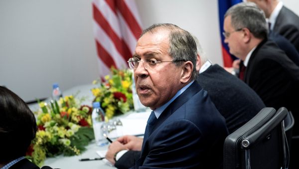 Russia's Foreign Minister Sergei Lavrov looks on before a meeting with US Secretary of State during a G20 gathering at the World Conference Center in Bonn Russia's Foreign Minister Sergei Lavrov looks on before a meeting with US Secretary of State during a G20 gathering at the World Conference Center in Bonn - Sputnik Mundo