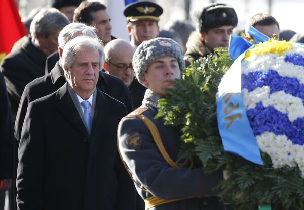 El presidente de Uruguay, Tabaré Vázquez, realiza una ofrenda floral a la tumba del Soldado Desconocido en Moscú, 16 de febrero de 2017. - Sputnik Mundo