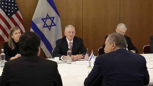 U.S. Secretary of Defense Jim Mattis, center, talks to Israeli Defence Minister Avigdor Lieberman prior to the Munich Security Conference in Munich, southern Germany, Friday, Feb. 17, 2017. - Sputnik Mundo