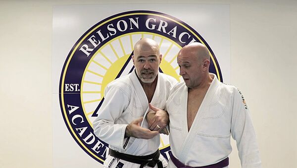 Maestro de jiu-jitsu enseña cómo defenderse del apretón de manos de Trump - Sputnik Mundo