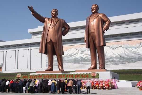 Estatuas de Kim Il-sung (izquierda) y su hijo Kim Jong-il (derecha) en Pyongyang Estatuas de Kim Il-sung (izquierda) y su hijo Kim Jong-il (derecha) en Pyongyang - Sputnik Mundo