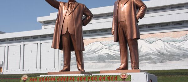 Estatuas de Kim Il-sung (izquierda) y su hijo Kim Jong-il (derecha) en Pyongyang - Sputnik Mundo
