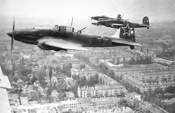 Un escuadrón de IL-2 sobrevuela Berlín, mayo de 1945 - Sputnik Mundo
