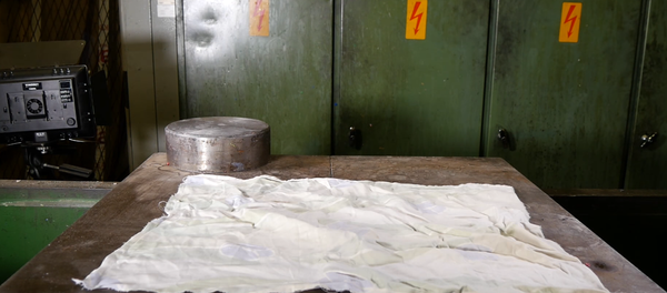 Cómo doblar ropas con una prensa hidráulica - Sputnik Mundo