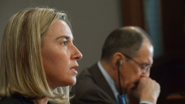 Federica Mogherini, alta representante de la Unión Europea, y Serguéi Lavrov, ministro de Exteriores ruso (archivo) - Sputnik Mundo