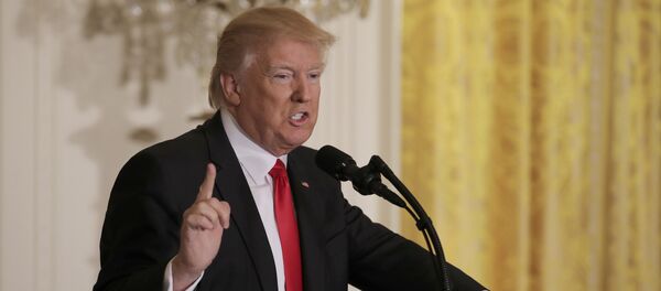 U.S. President Donald Trump answers questions during a news conference at the White House in Washington - Sputnik Mundo