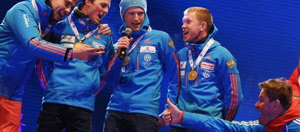 Biatletas rusos durante la ceremonia de entrega de medallas - Sputnik Mundo