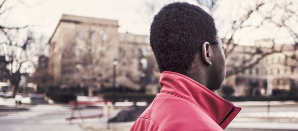 Un hombre de piel negra - Sputnik Mundo