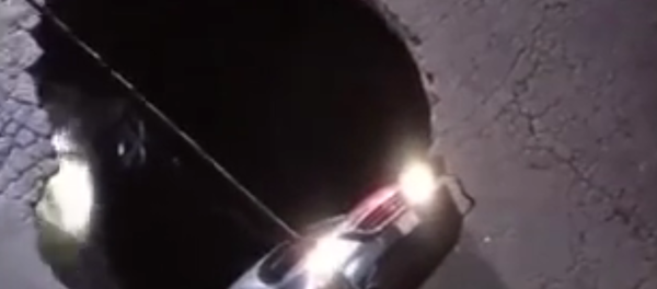 Vídeo: 'pequeño' socavón traga dos autos en California - Sputnik Mundo