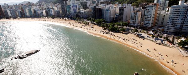 People enjoy the sea at Costa beach during a summer day in Vila Velha, Espirito Santo, Brazil, - Sputnik Mundo
