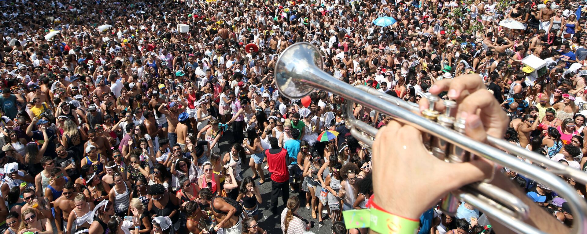 Revellers dance as they take part in the annual Marry me carnival block parade in a main street in Sao Paulo - Sputnik Mundo, 1920, 09.12.2021