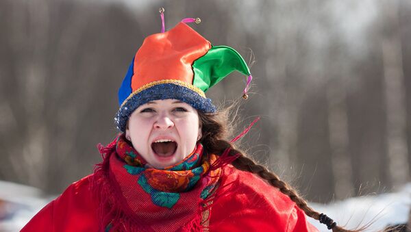 Mujer rusa celebra la Máslenitsa - Sputnik Mundo